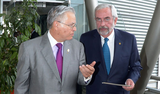 El Ing. Alfonso Ramírez Lavín recibe al Dr. Enrique Graue Wiechers
