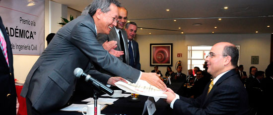 El Ing. Clemente Poon entrega el preimo "José A. Cuevas" al Dr. Sergio Alcocer
