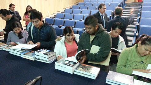 Apenas terminó la cerremonia, los estudiantes empezaron a revisar los títulos.